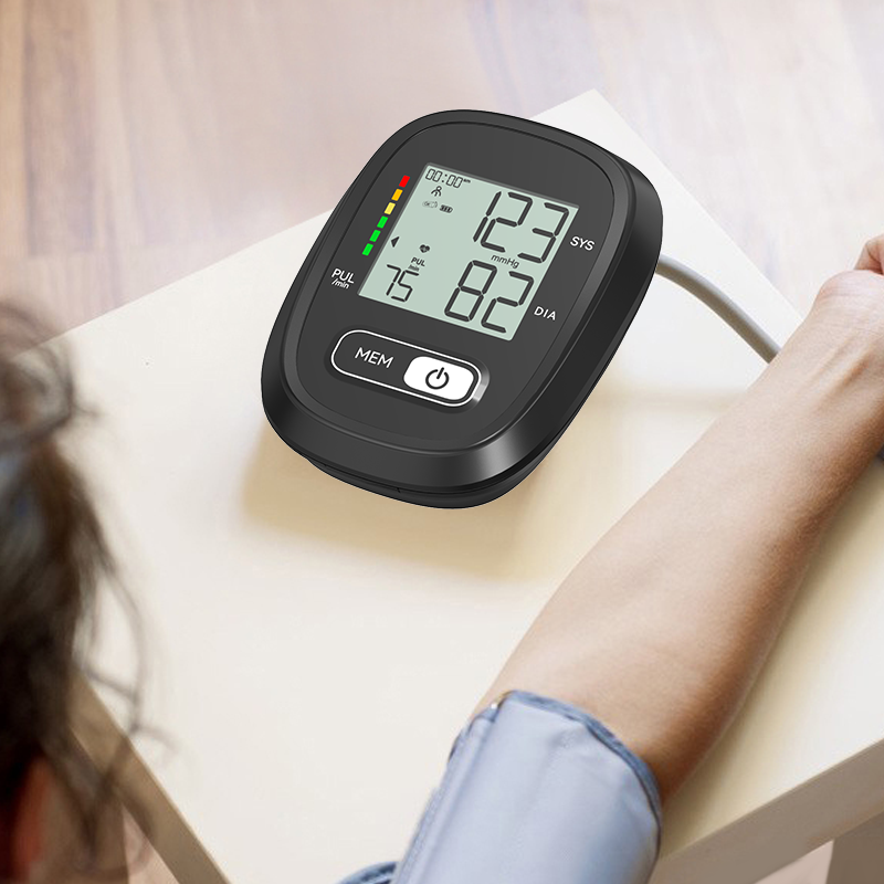 Presnosť lekársky digitálny prístroj na meranie krvného tlaku v hornej časti ramena