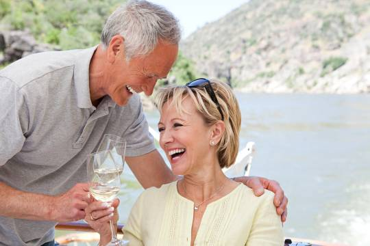 摄图网_501506872_在船上度假时带着酒杯的老年夫妇(非企业商用)(1)