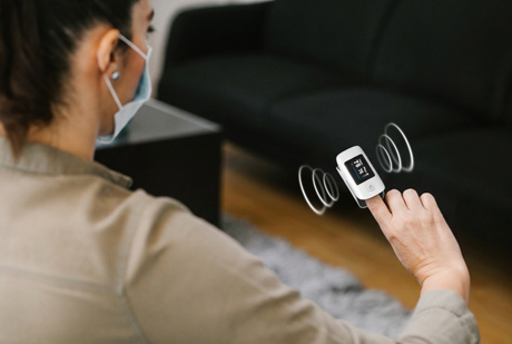 Joytech XM-111 pulse oximeter with audio feedback feature.jpg